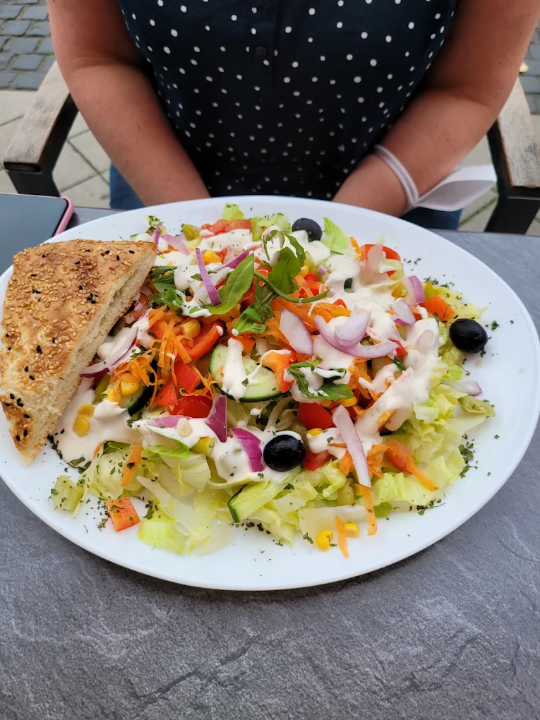 Frischer bunter Salatteller