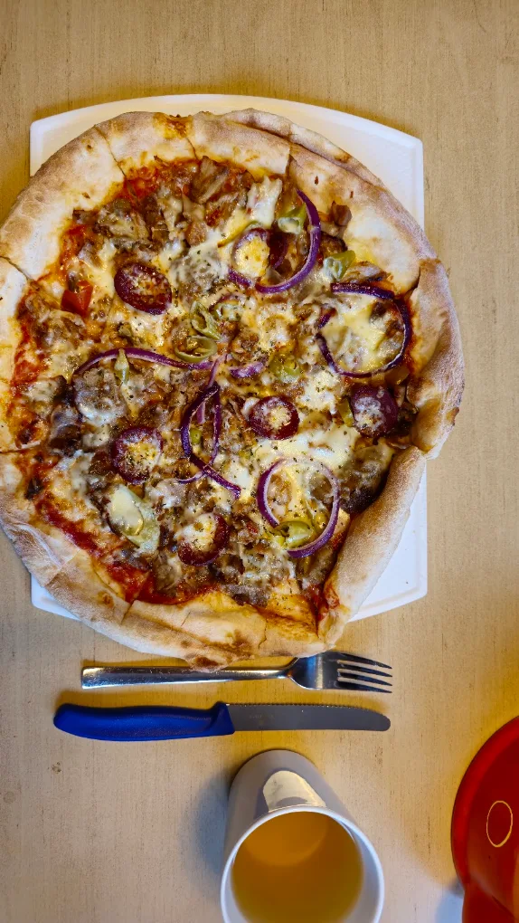 Pizza mit frischen Zutaten
